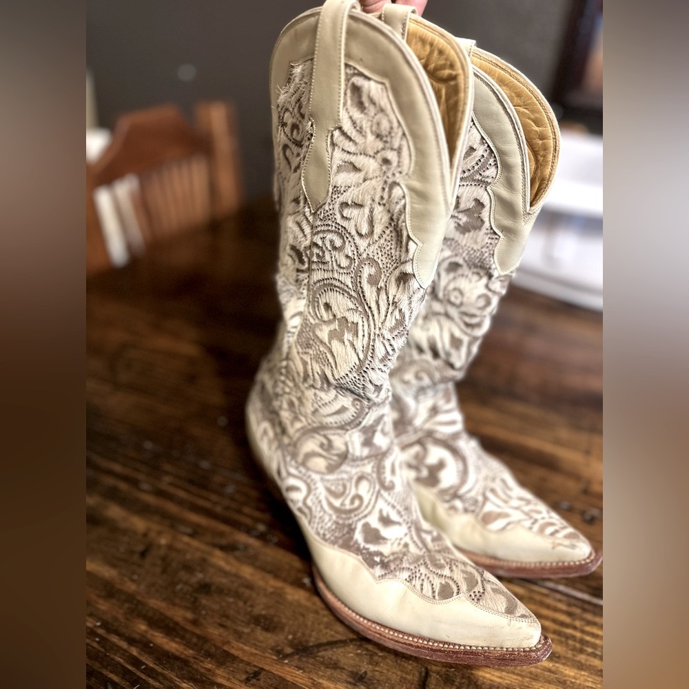Custom handmade hair on hide snip toe cowgirl boots. Off white color size 9
